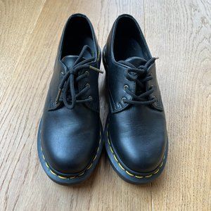 Dr. Martens Black Leather Women’s Amory Heeled Oxfords, US size 5